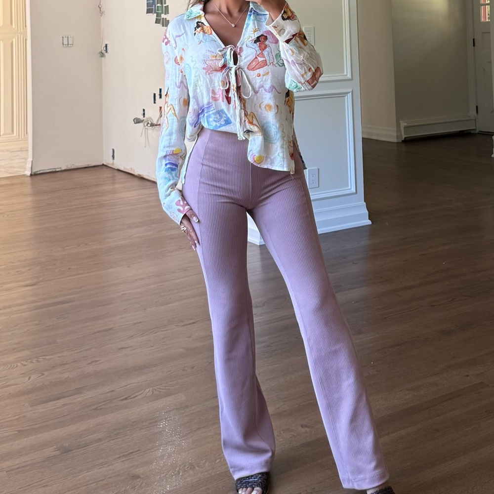 Lululemon Athletica Boot Cut Ribbed Softstreme
Flared Pants in Twilight Rose😍